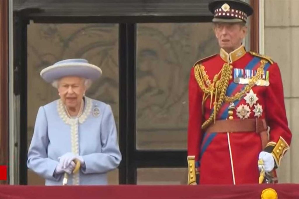 Rainha Elizabeth nas comemorações do seu Jubileu de Platina, na varanda do palácio de Buckingham