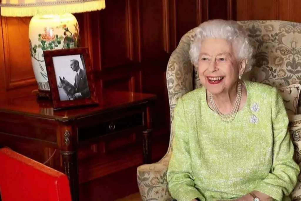Rainha Elizabeth sentada em seu escritório no Palácio