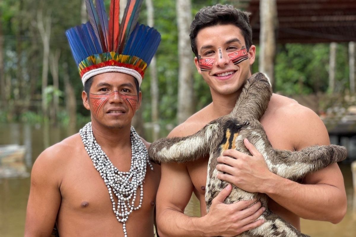 Ricky Tavares visitou tribo indígena e brincou com bicho-preguiça