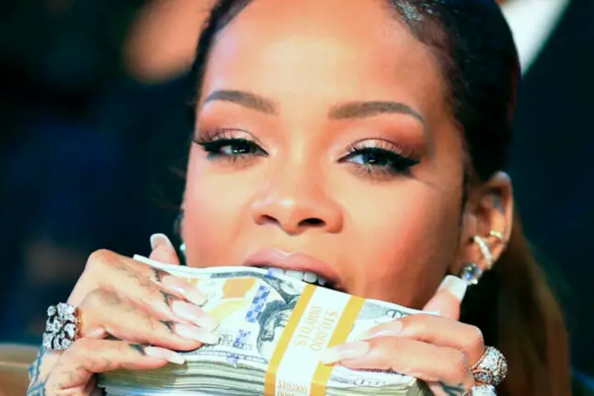 Rihanna com dólares na boca