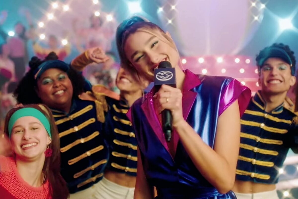 Sasha Meneghel vestida como Xuxa, em um cenário como o extinto "Xou da Xuxa"