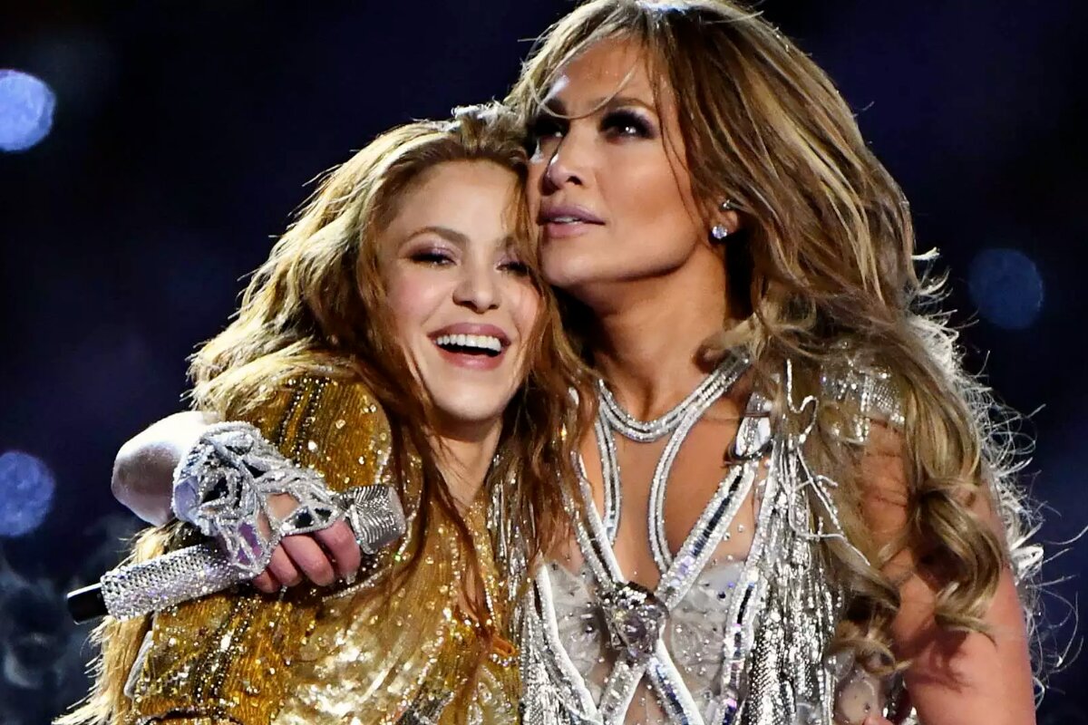 Shakira e Jennifer Lopez no palco, abraçadas