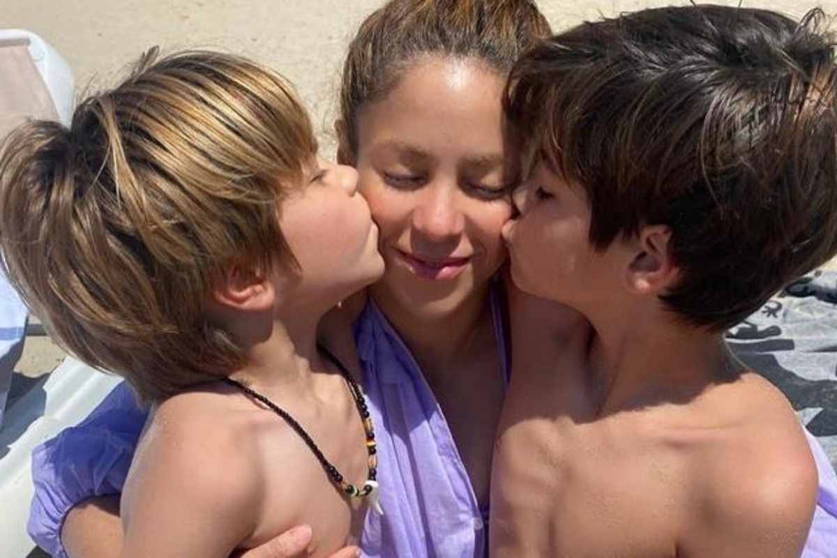 Shakira ganha beijo dos filhos