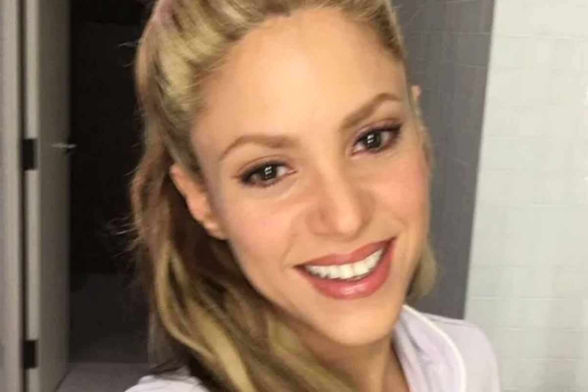 Shakira sorrindo em selfie