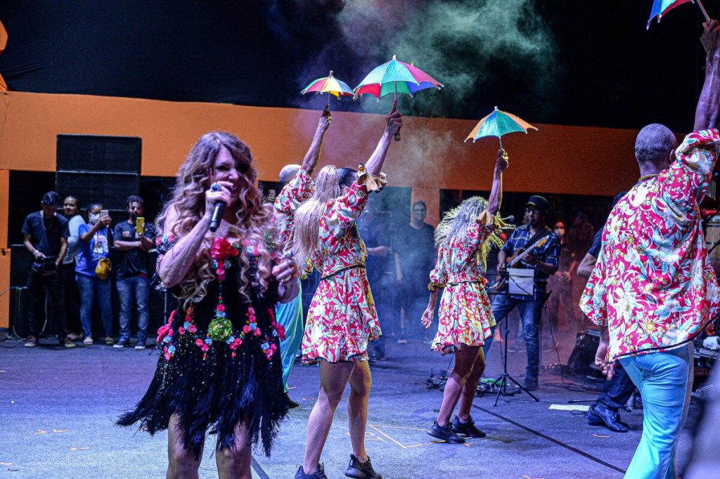 Elba Ramalho no palco de vestido preto com detalhes estilo bandeirinha de São João