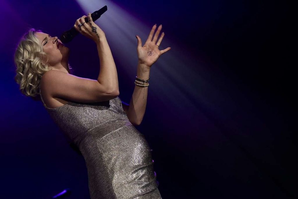 Joss Stone exibe barriguinha de gravidez durante show em SP