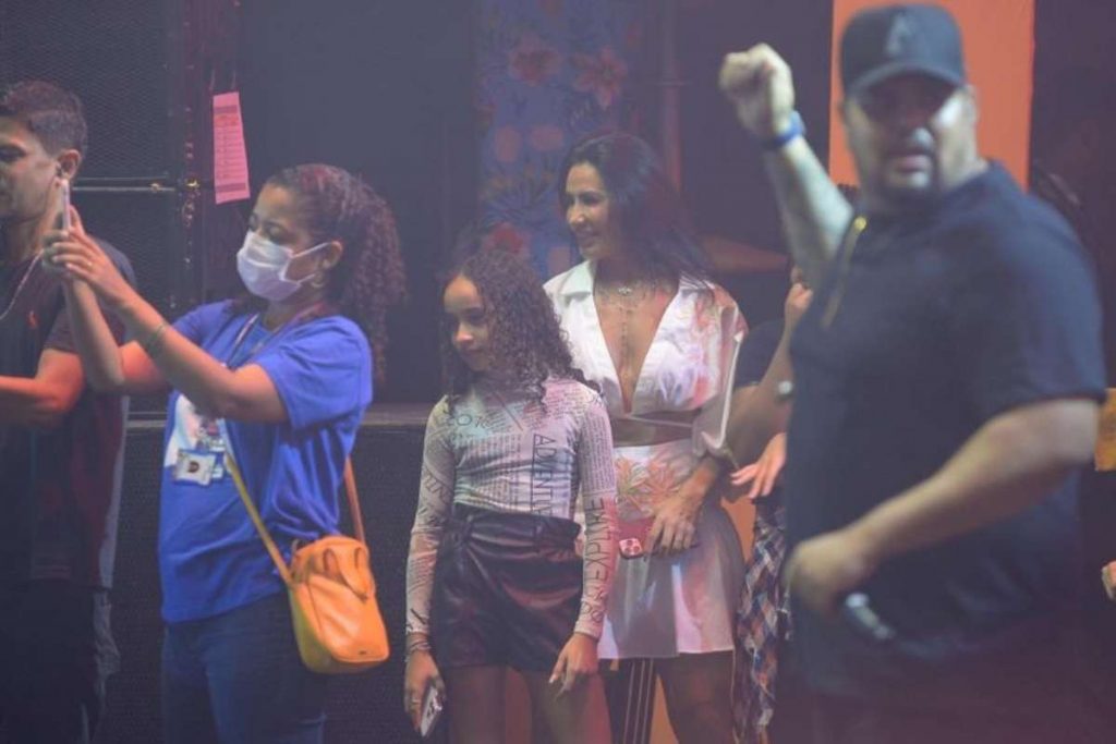 Scheila Carvalho assiste a show do Parangolé