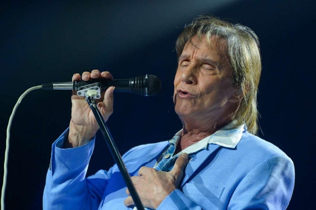 Roberto Carlos volta aos palcos e celebra Dia dos Namorados