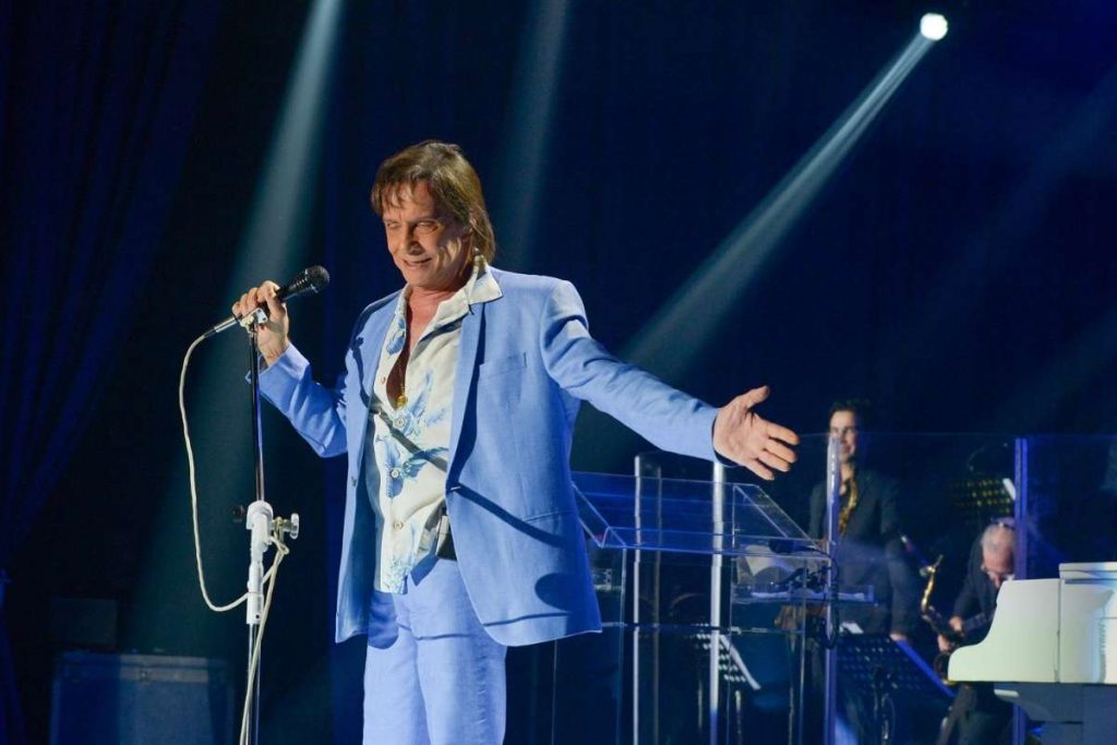 Roberto Carlos volta aos palcos e celebra Dia dos Namorados