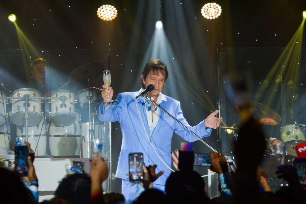 Roberto Carlos volta aos palcos e celebra Dia dos Namorados