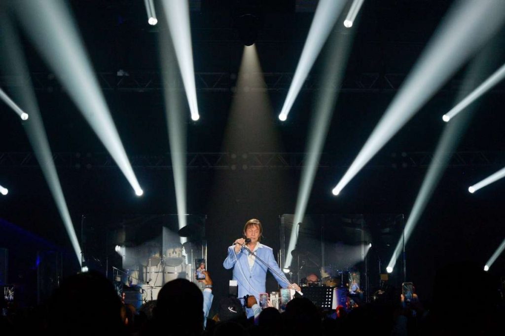 Roberto Carlos volta aos palcos e celebra Dia dos Namorados