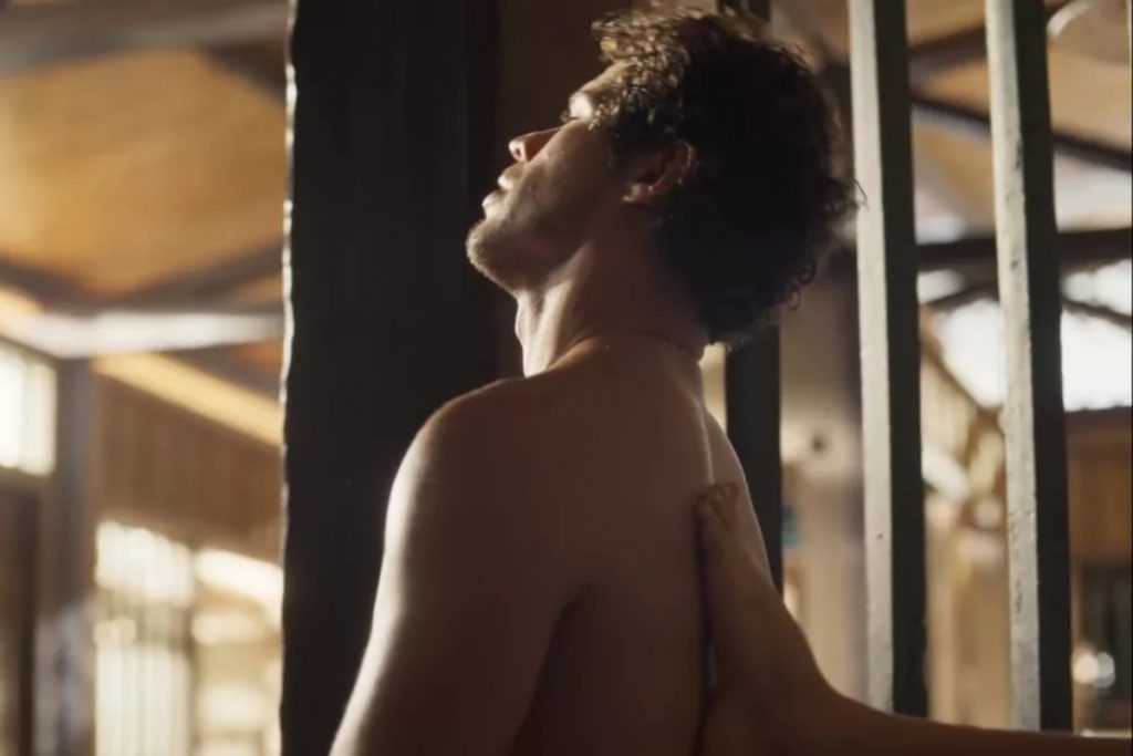 tadeu (josé loreto) com tesão de guta (julia dalavia) em pantanal