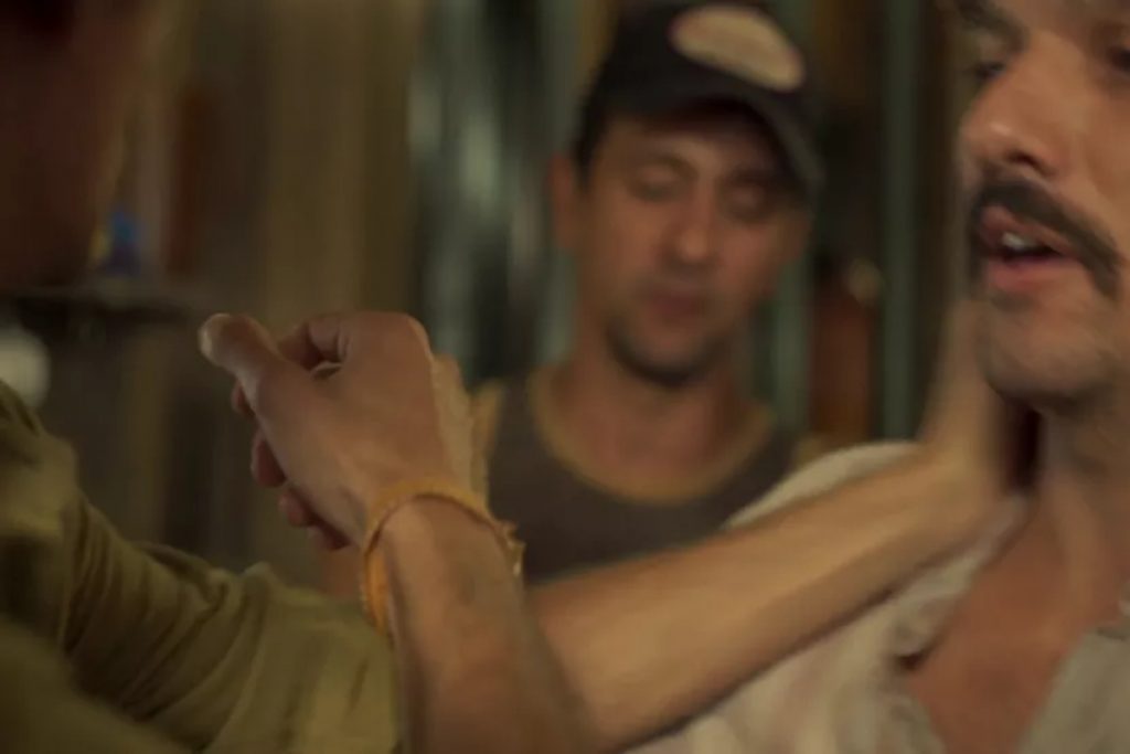 tibério (guito) apartando jove (jesuita barbosa) e josé lucas (irandhir santos) brigando em pantanal