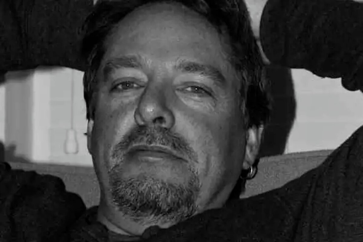Tim Sale com os braços pra trás, mãos na cabeça, foto em preto e branco