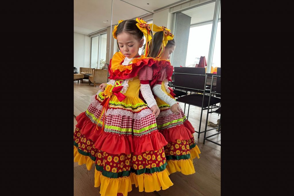 Zoe, filha de Sabrina Sato e Duda Nagle, arrasou com look de Festa Junina