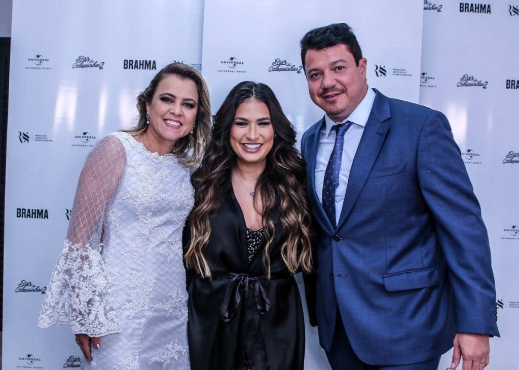 Simone Mendes e casal de bodas
