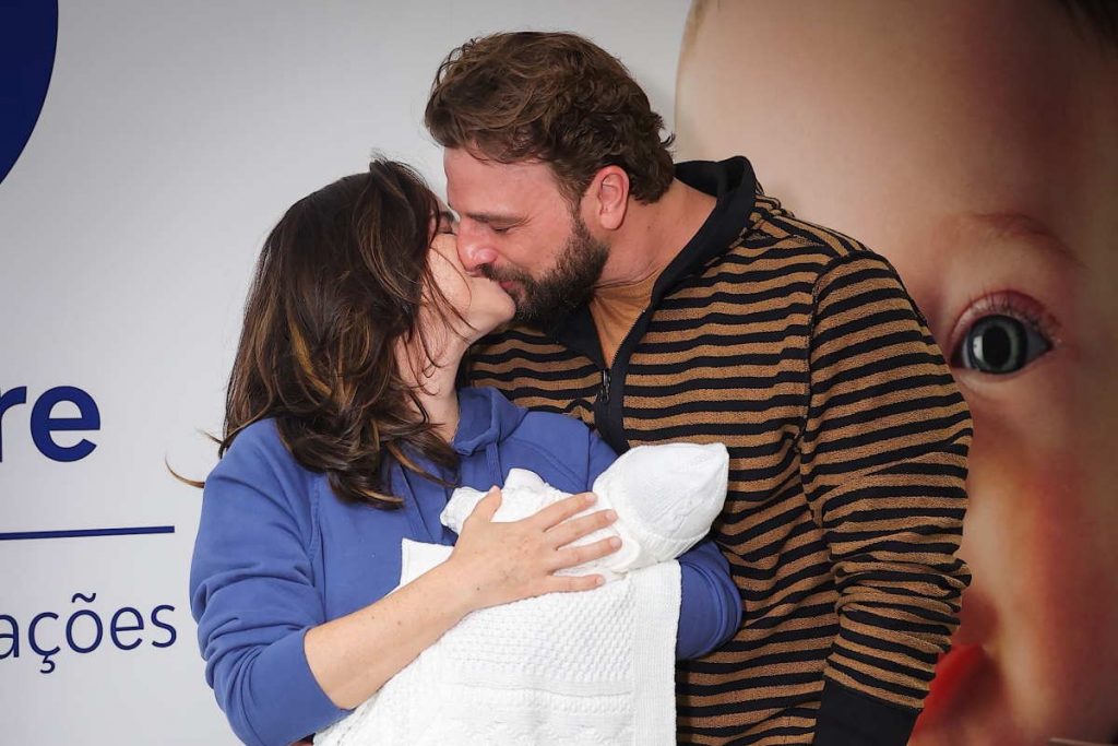 Fernanda Vasconcellos e Cassio Reis maternidade