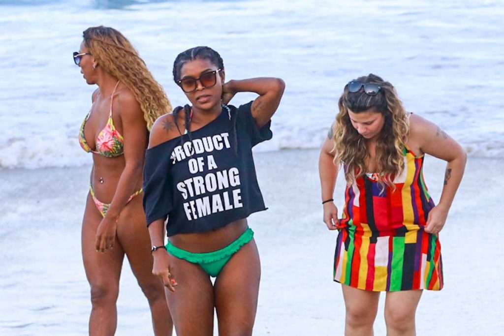 Participantes do No Limite na praia