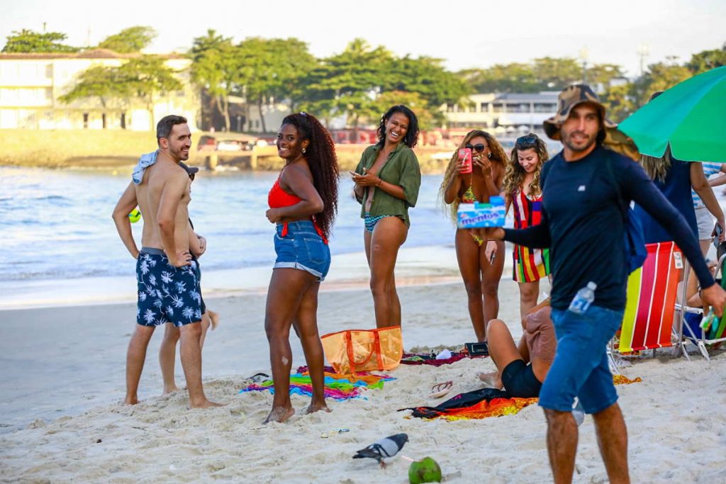 Participantes do No Limite na praia