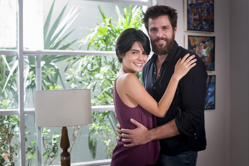 Adriana (Julia Dalavia) e Nicolau (Alejandro Claveaux) em O Outro Lado do Paraíso