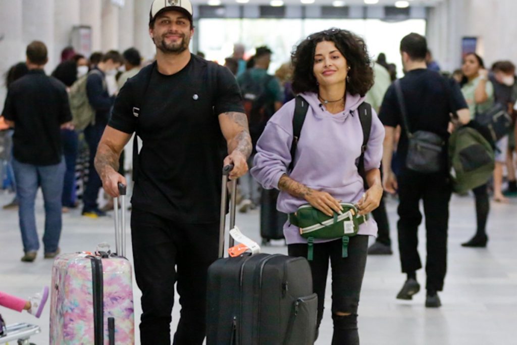 jesus luz e aline campos desembarcando no aeroporto santos dummont, no rio de janeiro