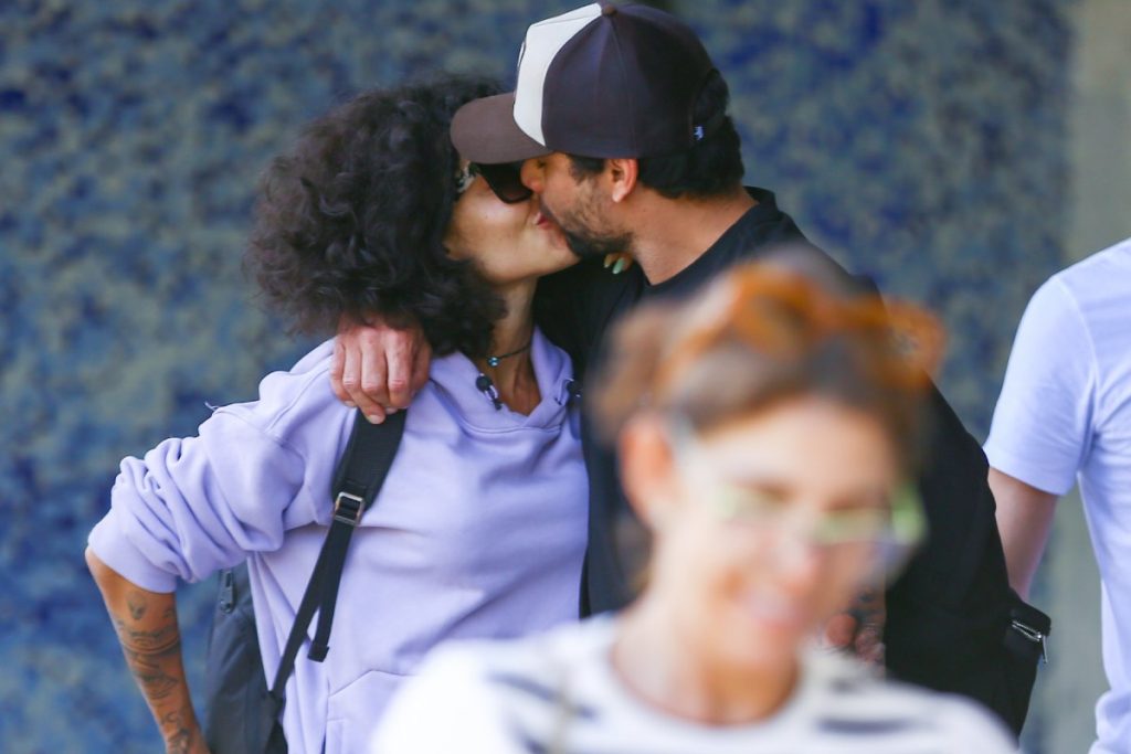 jesus luz e aline campos se beijando em aeroporto santos dummont, no rio de janeiro