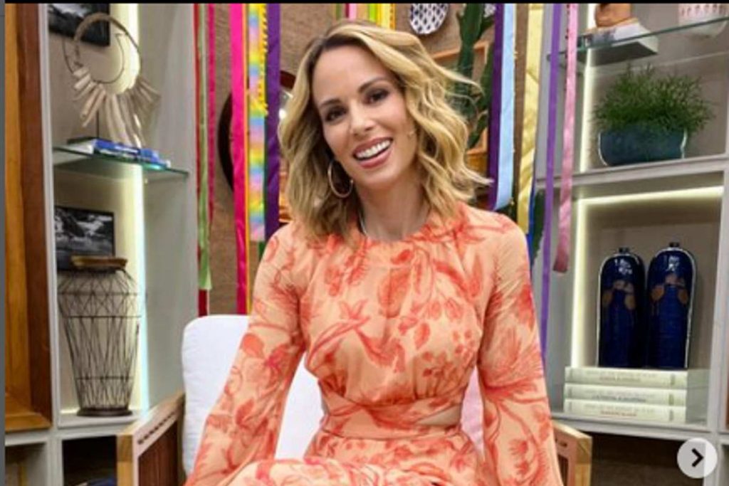 Ana Furtado de vestido laranja