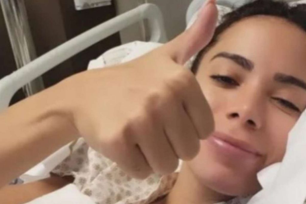 Anitta reaparece após cirurgia