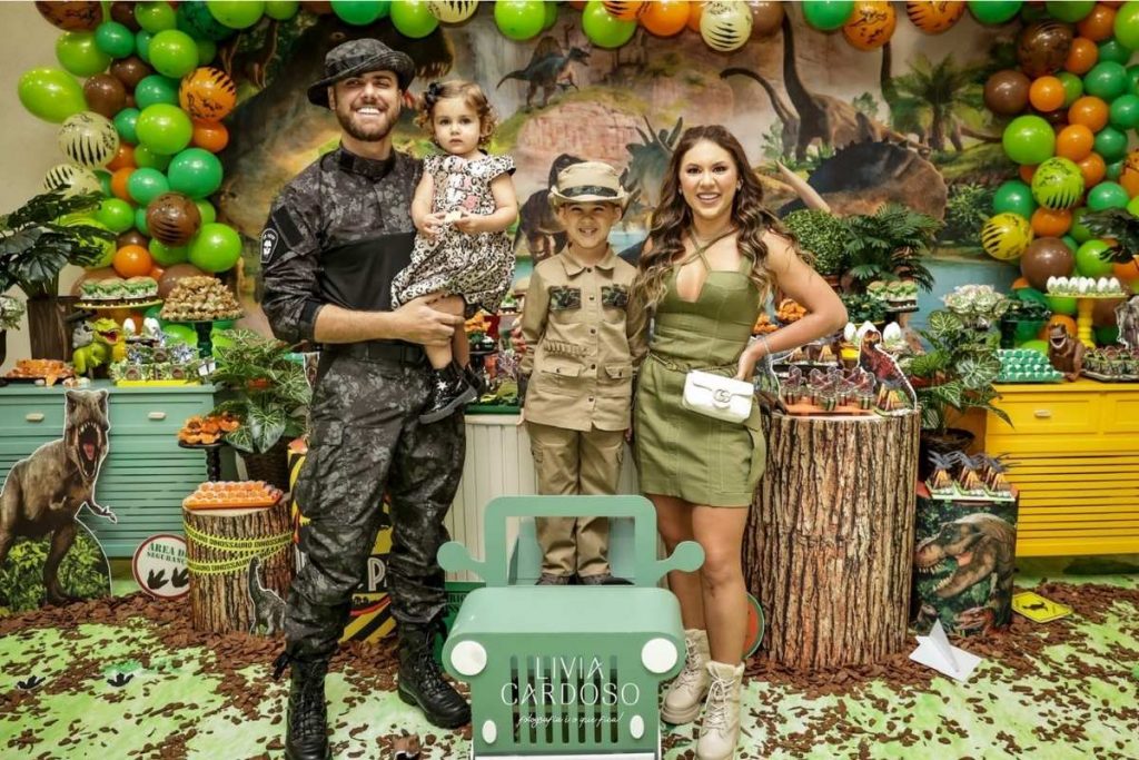 Zé Neto, Natália Toscano, José Filho e Angelina posando para foto