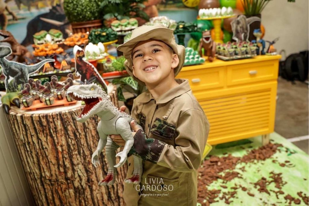 José Filho posando para foto em sua festa de aniversário