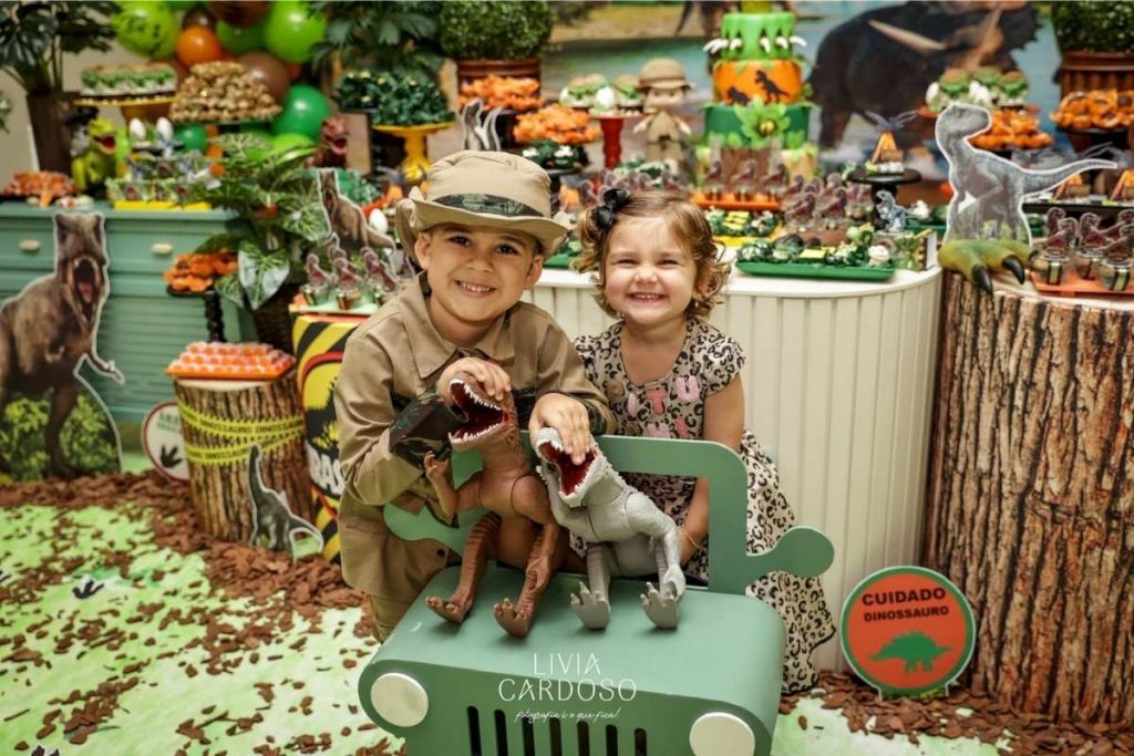 José Filho e sua irmã, Angelina, posando para foto