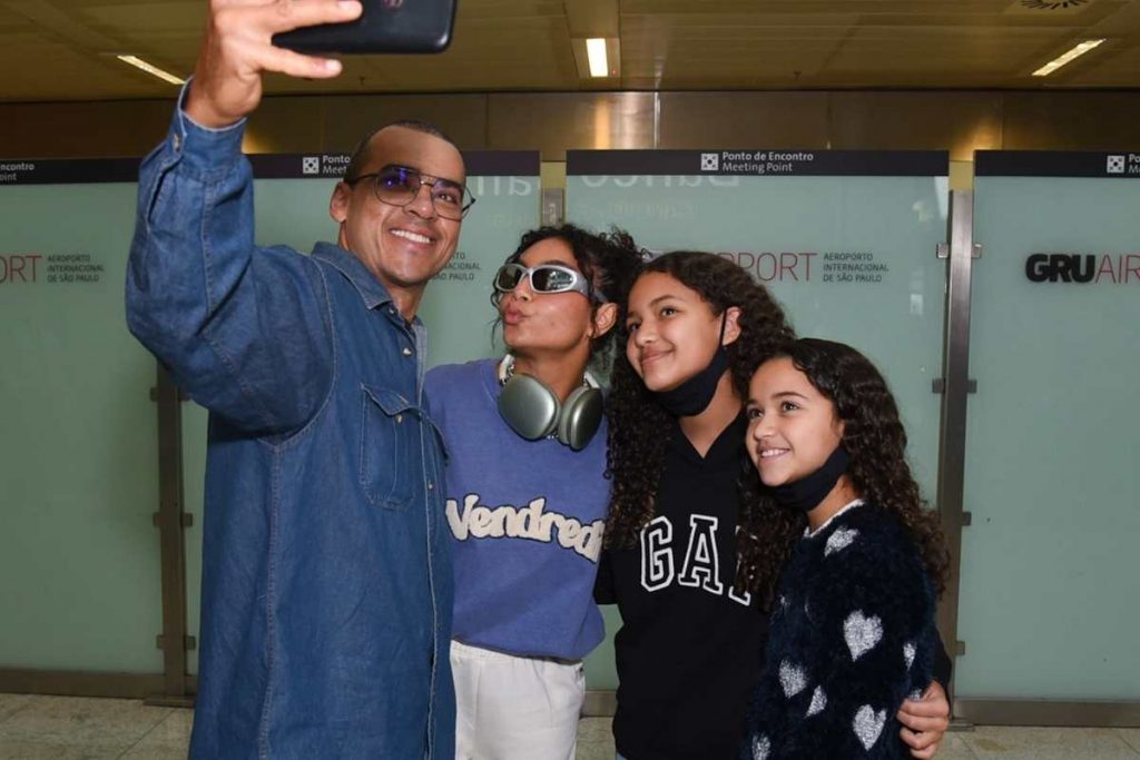 Any Gabrielly posando para foto com fãs em aeroporto de São Paulo