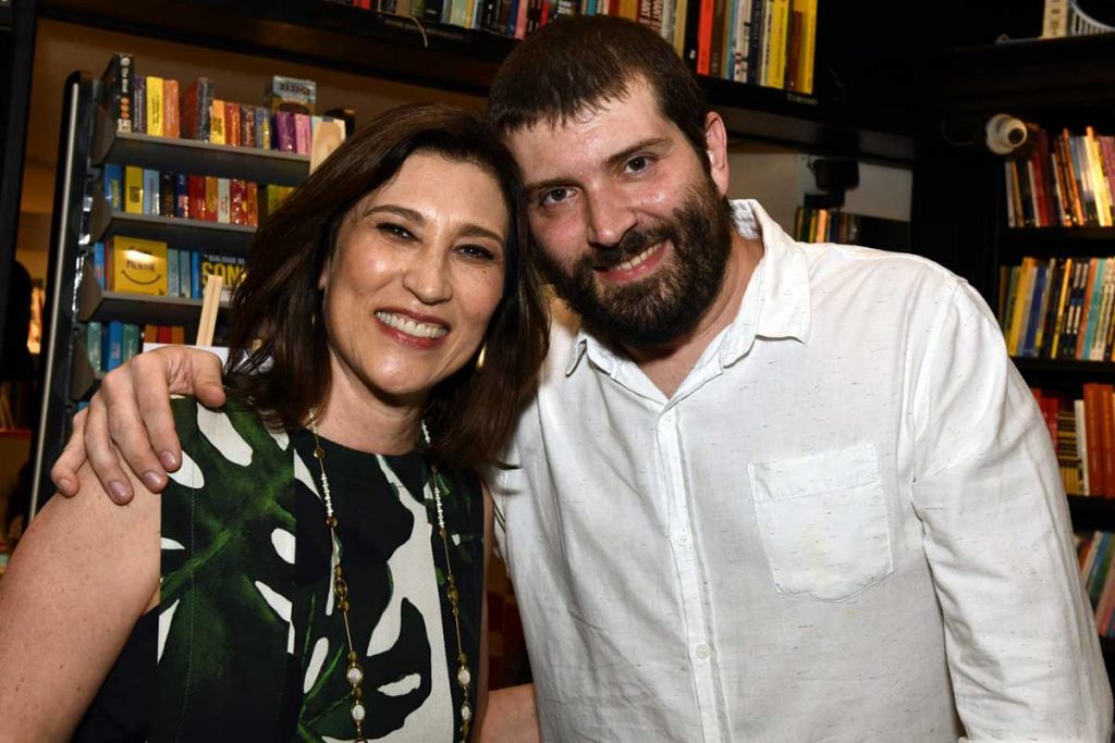 Beth Goulart com o filho, João Gabriel