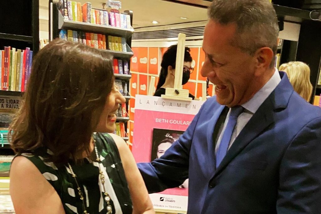Beth Goulart cumprimenta o advogado Sylvio Guerra