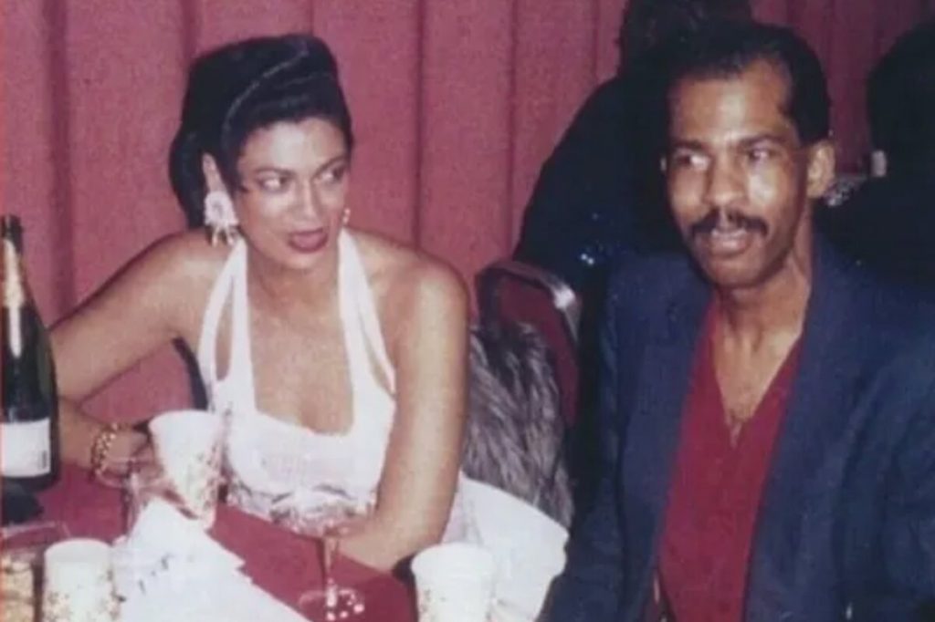 Beyoncé de branco, mais jovem, sentada ao lado do tio