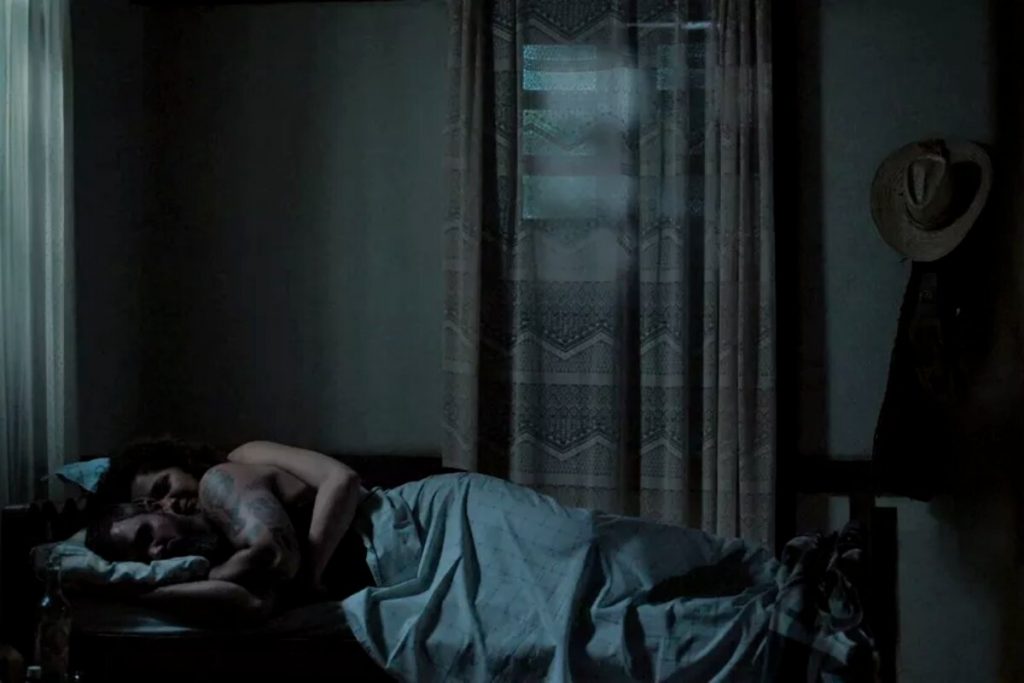 Maria Bruaca na cama com Alcides