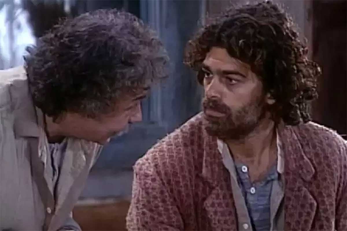 Calixto (Pedro Paulo RAngel) conta sobre beijo para Petruchio (Eduardo Moscovis) em O Cravo e a Rosa