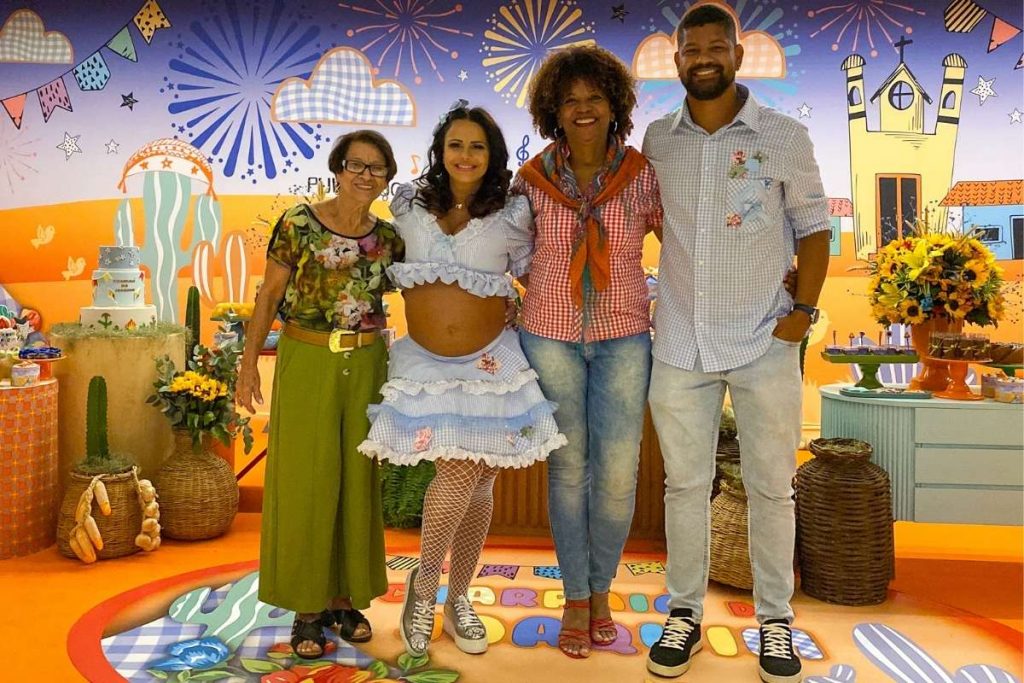 Viviane Araújo recebe amigas famosas no chá de bebê