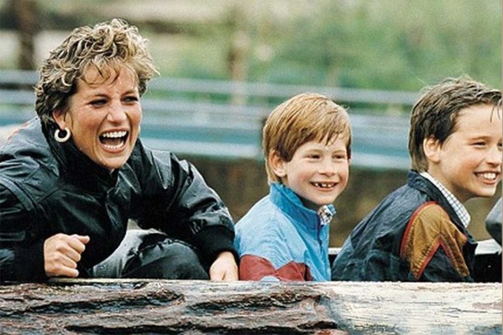 Diana Spencer com os filhos, Harry e William, em um dia de diversão
