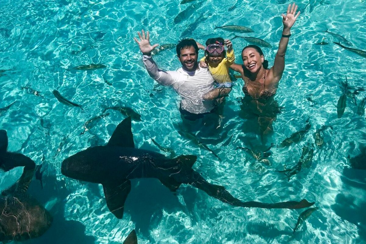 Duda Nagle, Sabrina Sato e Zoe com tubarões