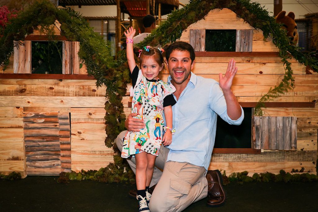 Duda Nagle marcou presença na festa acompanhado pela filha Zoe