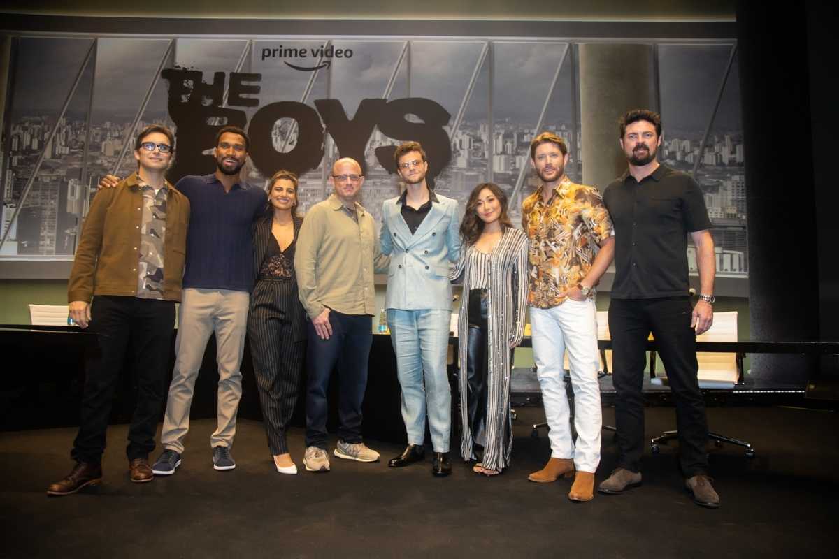 elenco de the boys em coletiva de imprensa de evento fechado no brasil