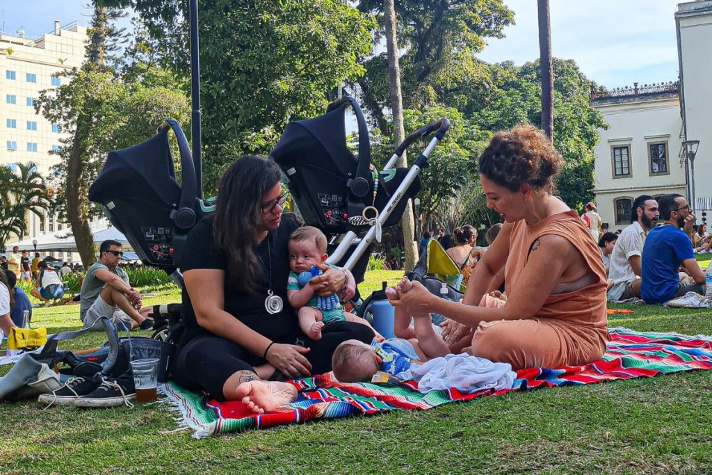 Fabiula Nascimento e amiga com filhos da atriz no parque 