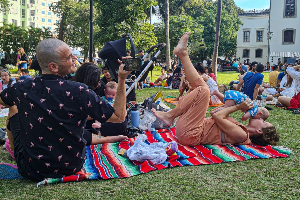 Fabiula Nascimento e Emilio Dantas passam dia com os filhos em parque no Rio de Janeiro