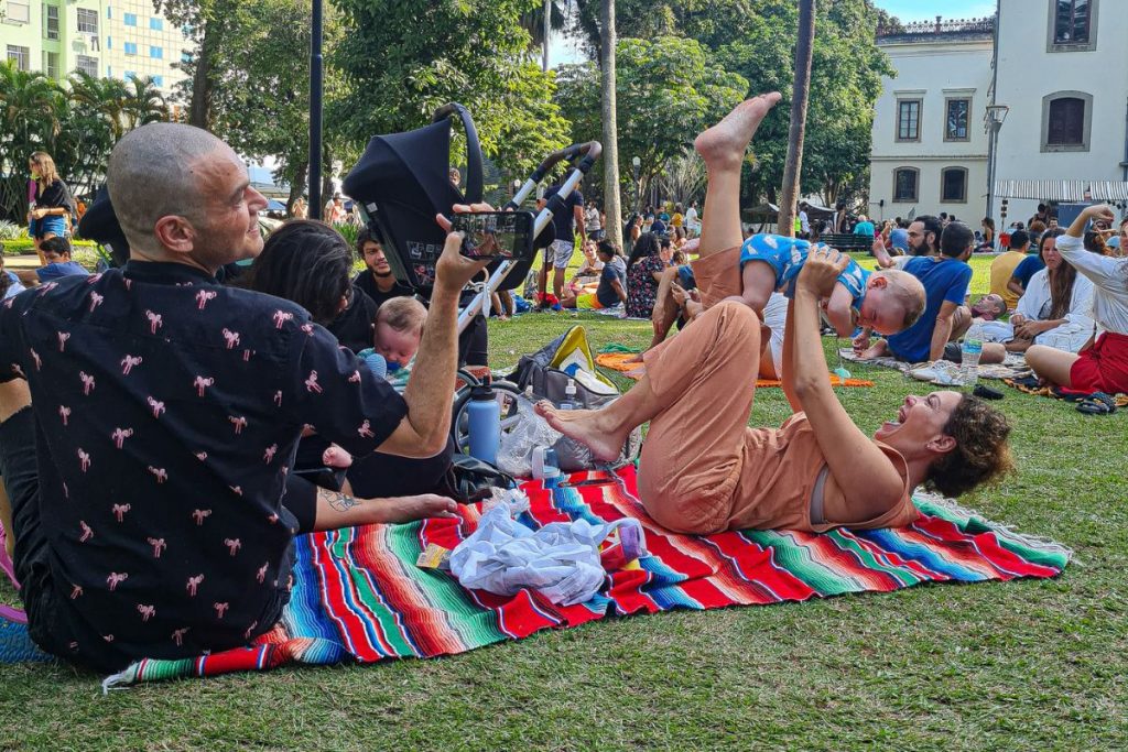 Fabiula Nascimento e Emilio Dantas passam dia com os filhos em parque no Rio de Janeiro
