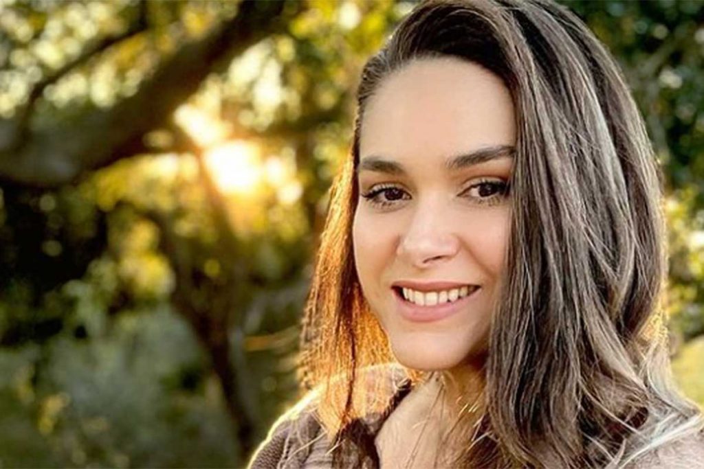 Fernanda Machado sorridente, na luz do sol