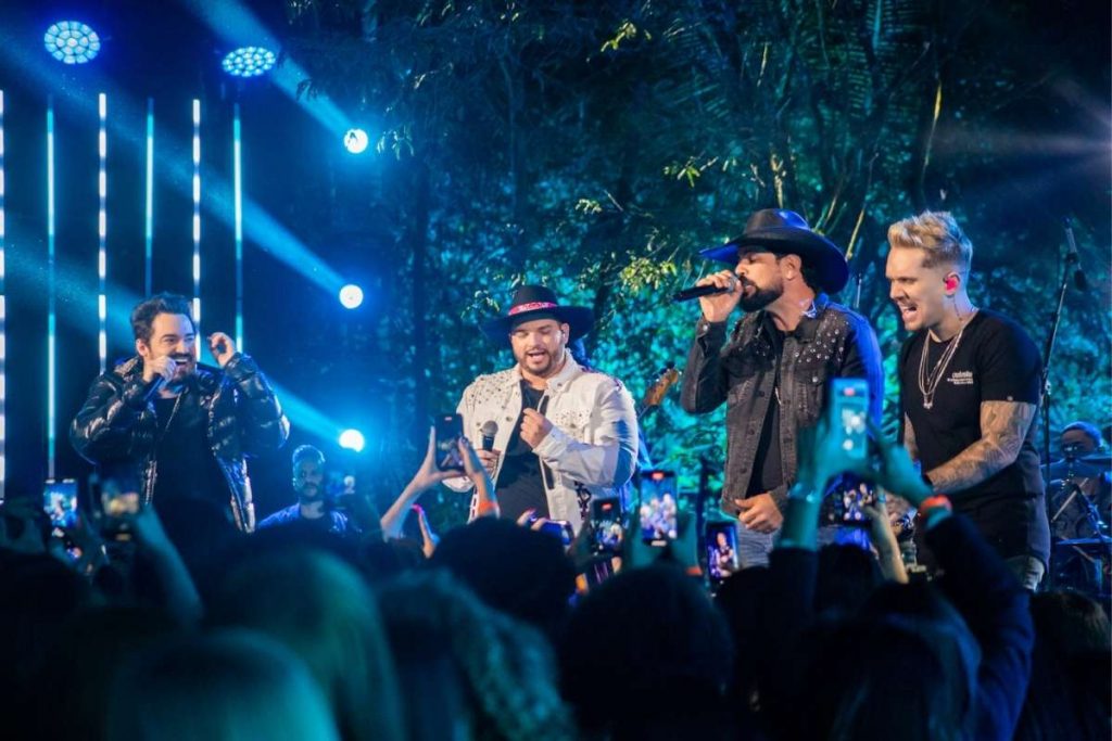 Fernando e Sorocaba cantam com Felipe e Rodrigo