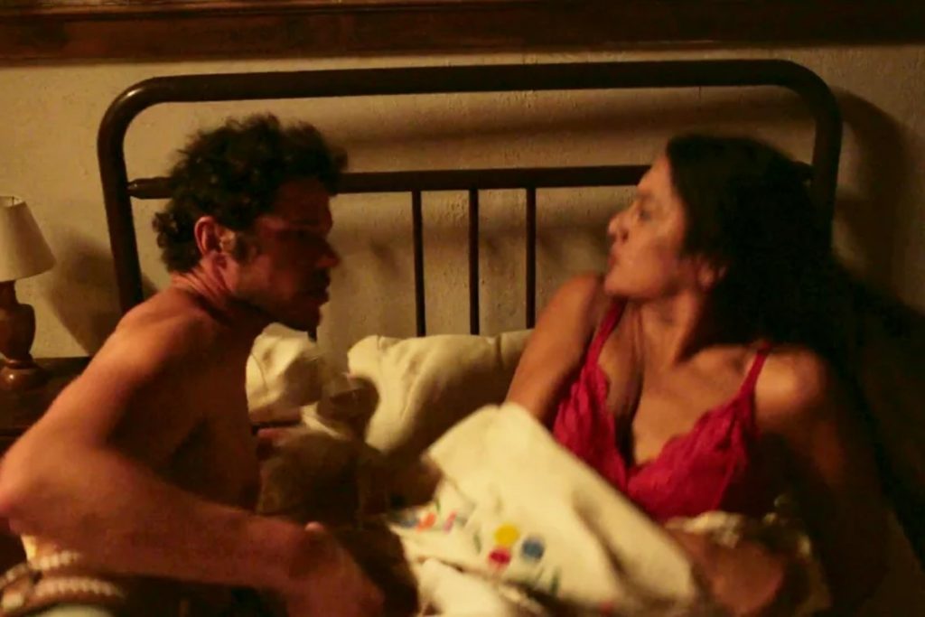 filó (dira paes) assustando tadeu (josé loreto) na cama em pantanal