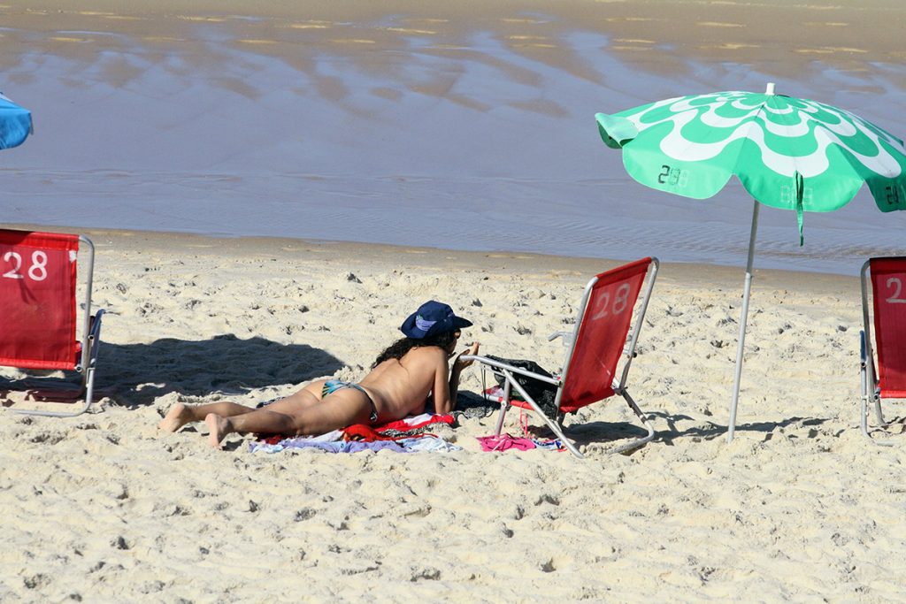 A atriz também aproveitou para renovar o bronzeado