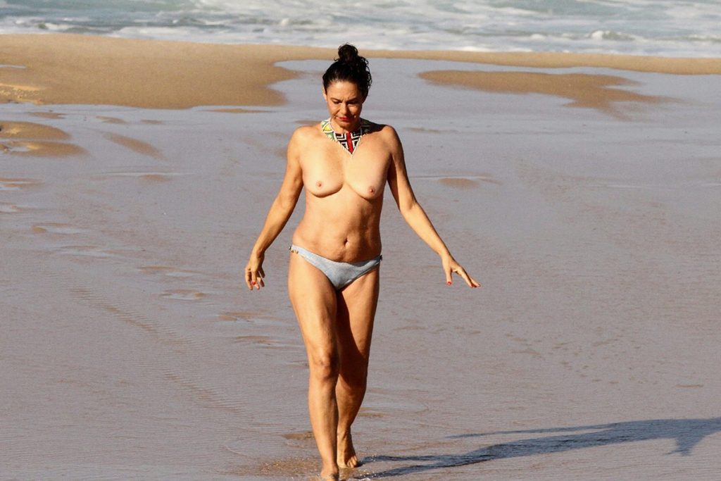 A atriz não se importou com as pessoas presentes no local e fez topless